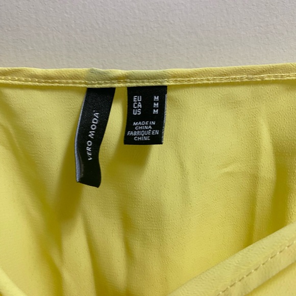 Yellow Ruffle Tie-Front Top Vera Moda - Picture 3 of 3